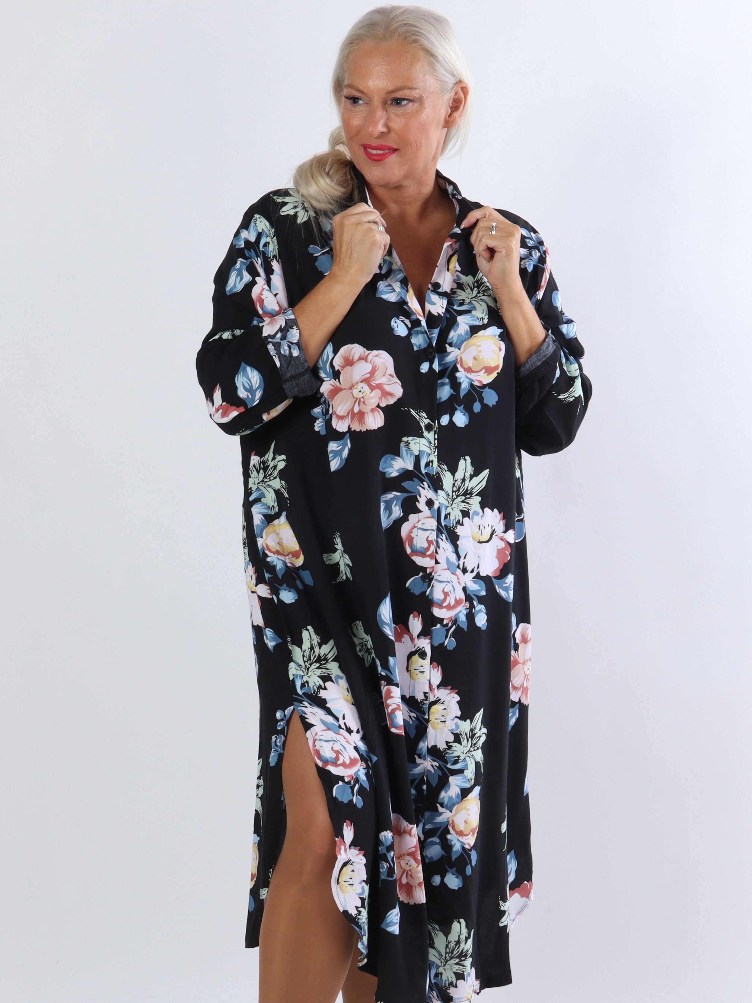 Maida - Sort plus size skjortekjole med blomster